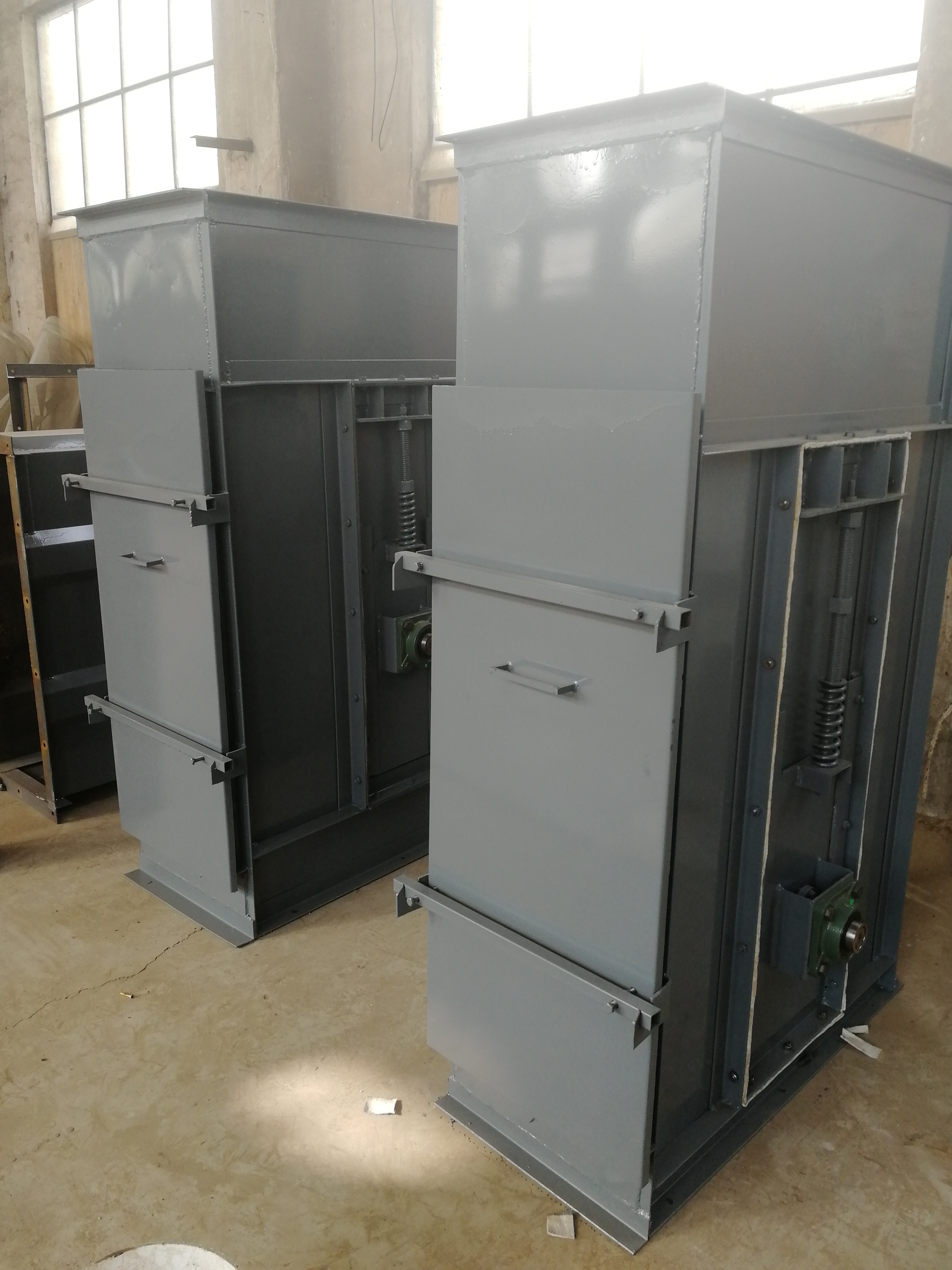 石膏塊粉挖斗式提升機廠家介紹其應用(石膏礦提升機)